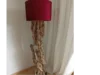 Stehlampe mit Treibholz und rotem Lampenschirm