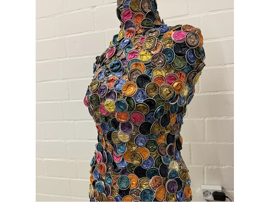 Skulptur eines Oberkörpers aus bunten Metallteilen