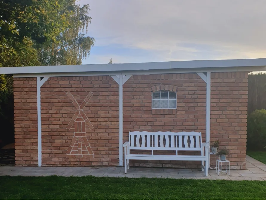 Gartenhaus mit Windmühle aus Ziegeln