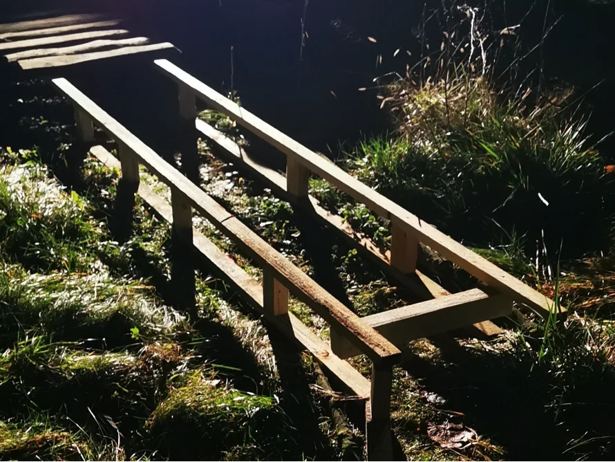 Holzgerüst auf Gras