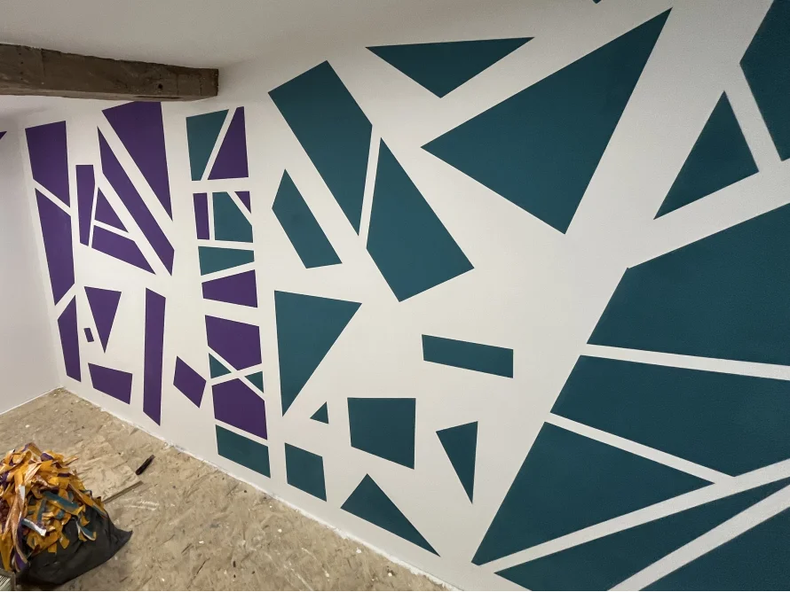 Wand mit geometrischem Muster