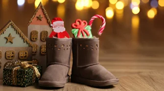 Braune Stiefel gefüllt mit Nikolausgeschenken
