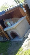 Ein selbstgebauter Pizzaofen im Rohbau.