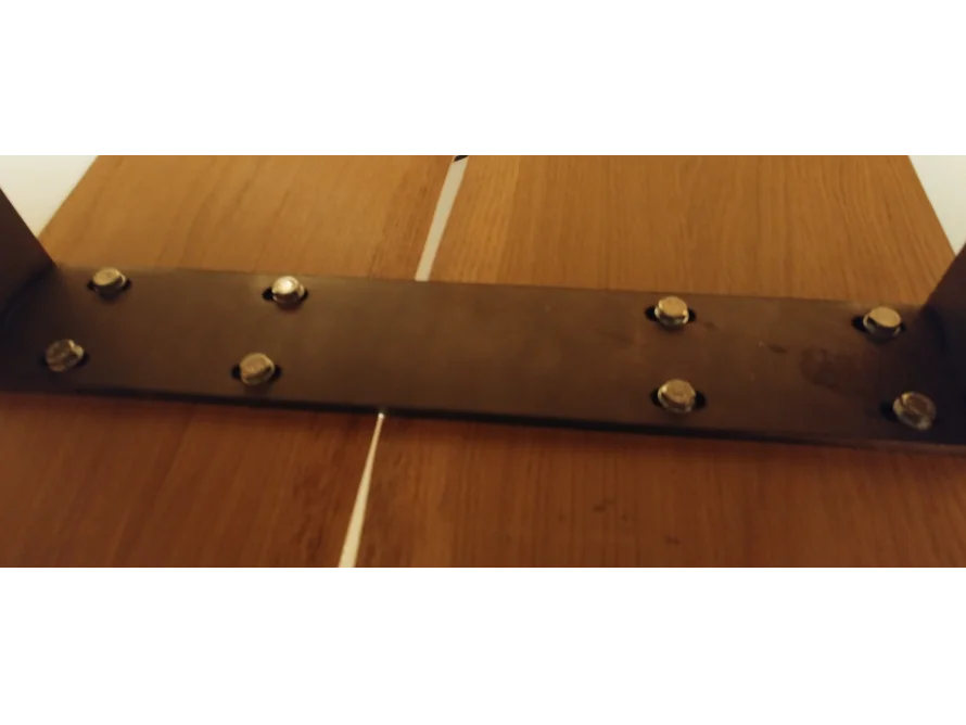 Metallwinkel mit Schrauben an Holz befestigt