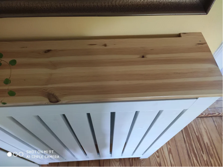 Holzplatte auf weißer Heizung
