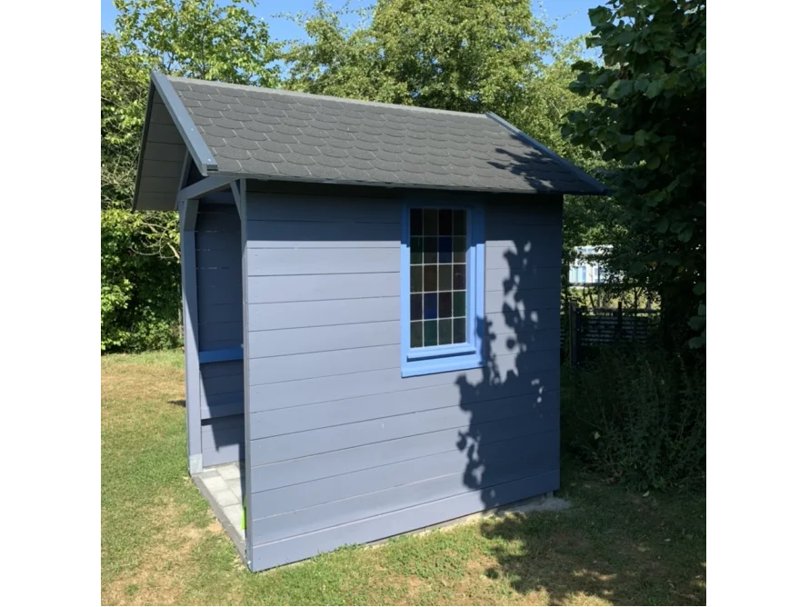 Blaues Gartenhaus mit Veranda