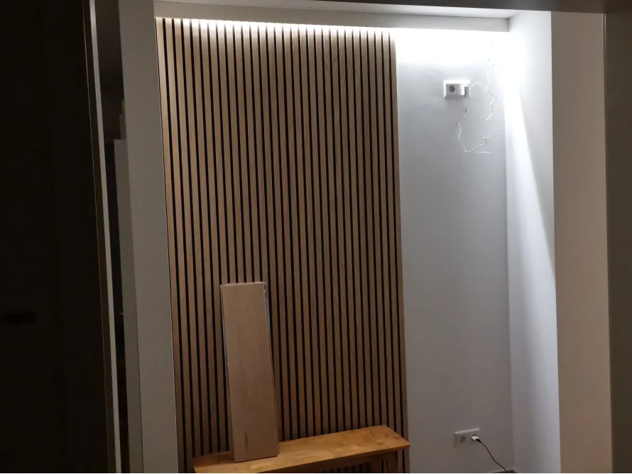 Holzlatten an Wand mit Beleuchtung