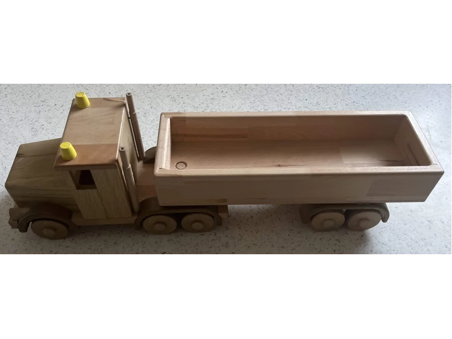 Spielzeuglastwagen aus Holz