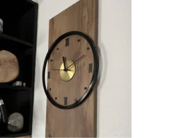 Moderne Wanduhr mit Holzhintergrund