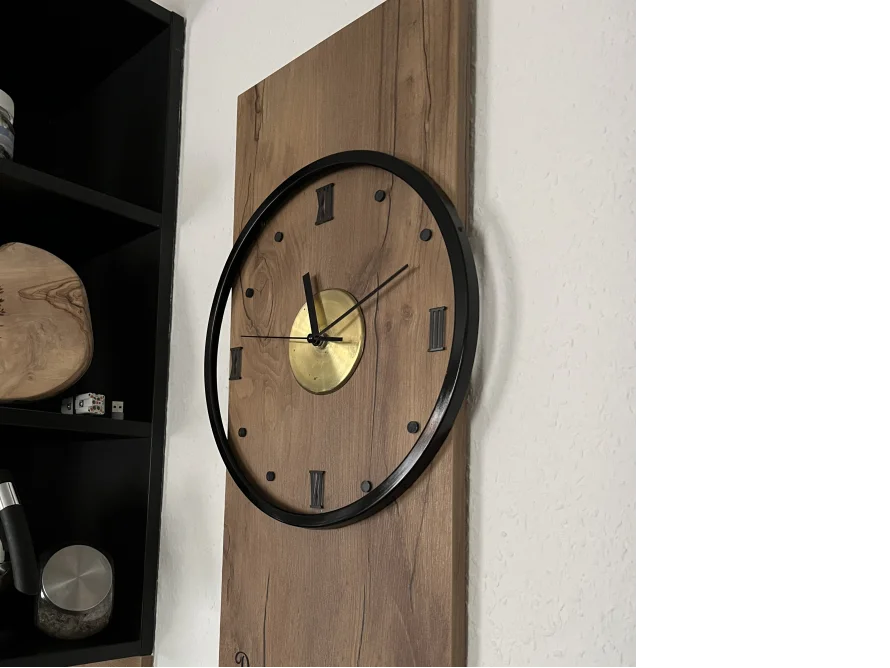 Moderne Wanduhr mit Holzhintergrund