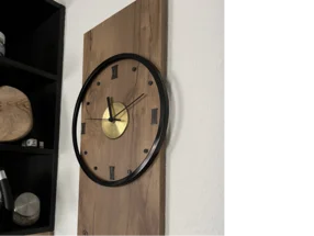 Moderne Wanduhr mit Holzhintergrund