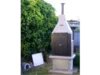 Großer Gartengrill mit Kamin und Schranktüren