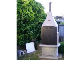 Großer Gartengrill mit Kamin und Schranktüren