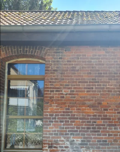 Backsteinwand mit Fenster