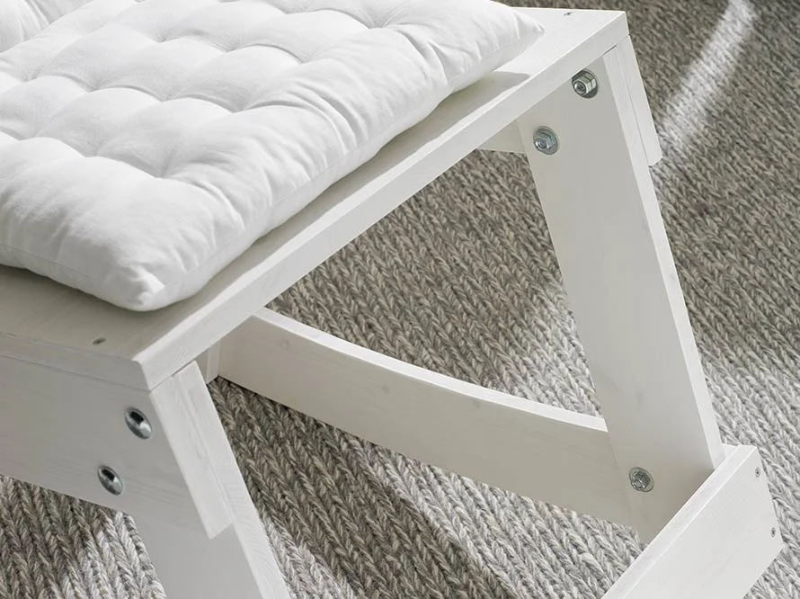 Detailansicht eines weißen Holzstuhls