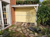 Bau eines Holzunterstands mit Werkzeugen im Garten.