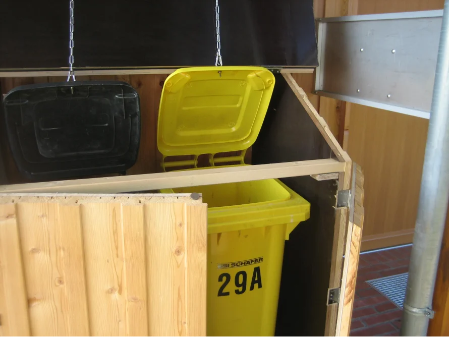 Gartenhaus-Gerüst mit Mülltonne