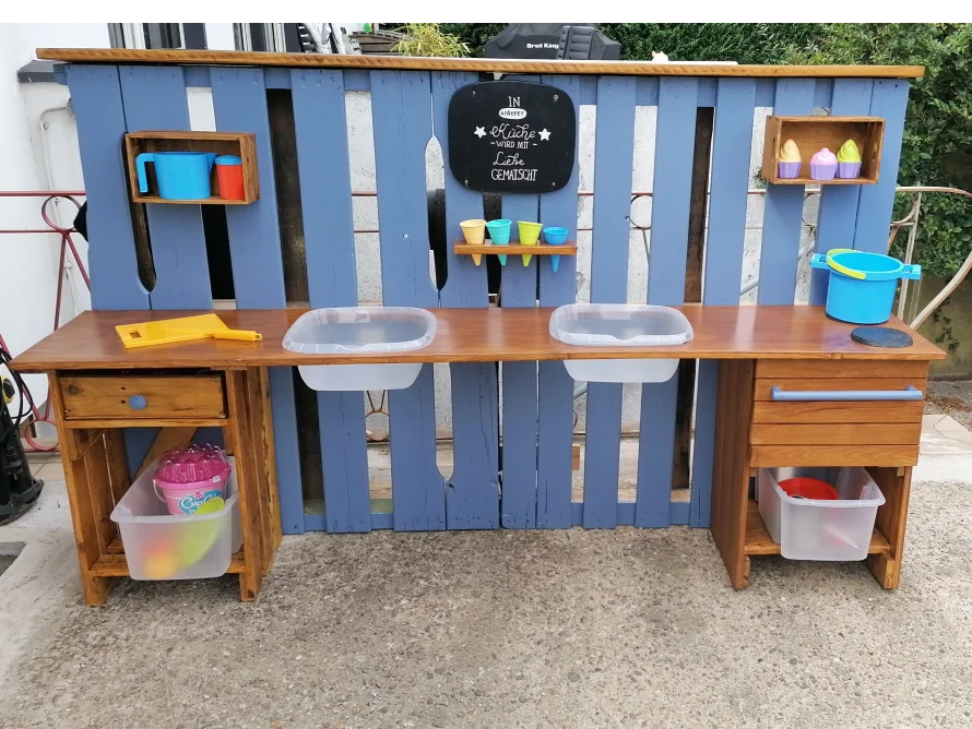 Eine selbstgebaute Spielküche aus Holz