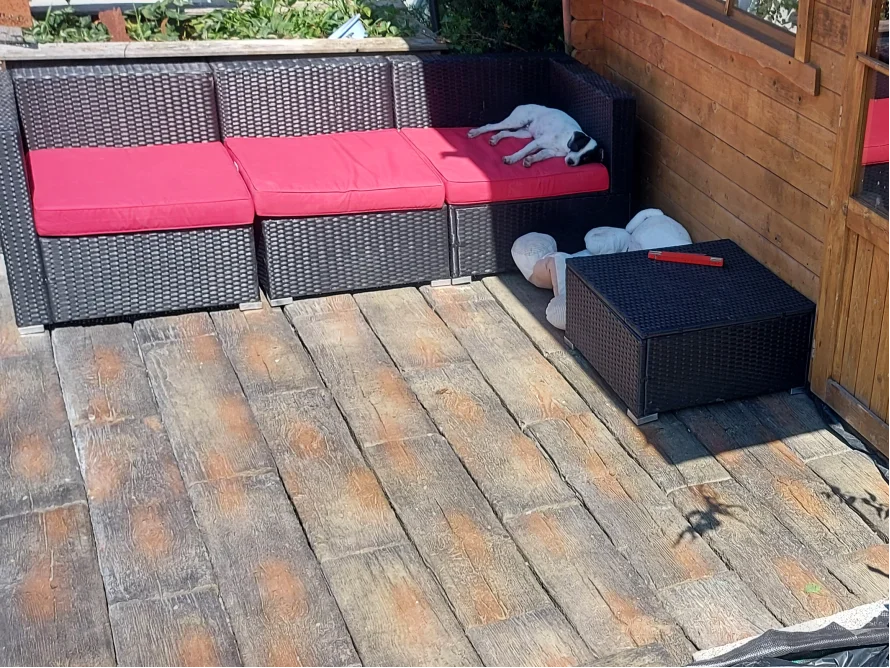 Schwarzes Gartenmöbel-Set auf Holzterrasse