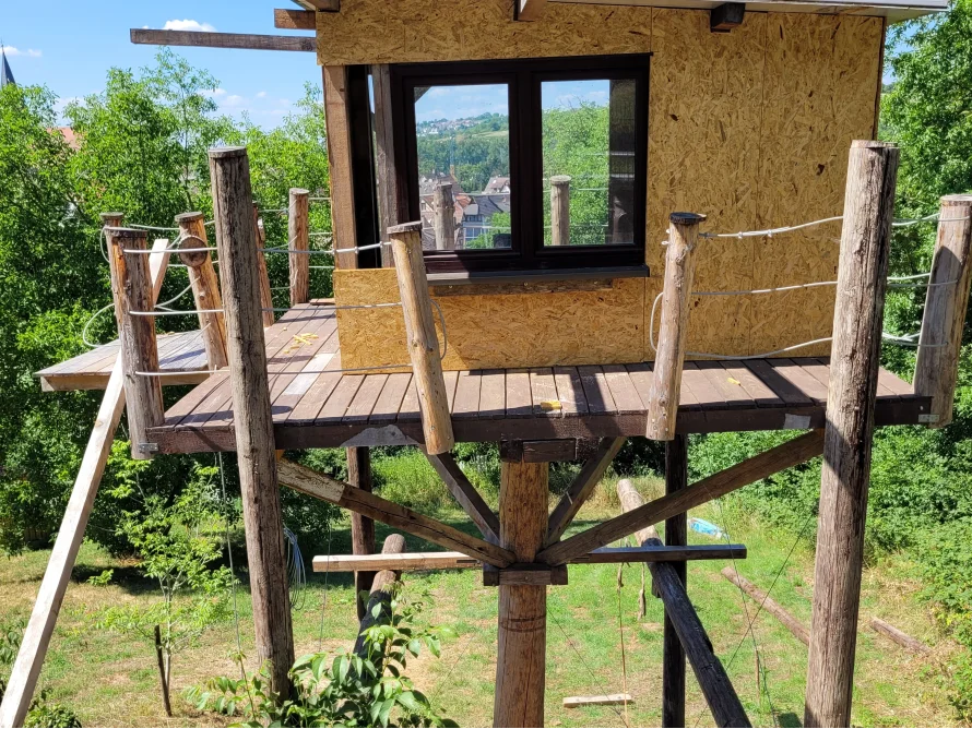 Unfertiges Baumhaus aus Holz