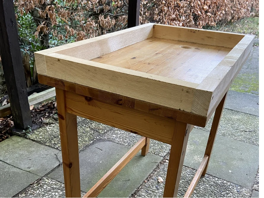 Holztisch mit erhöhtem Rahmen