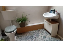 Badezimmer mit Toilette und Waschbecken