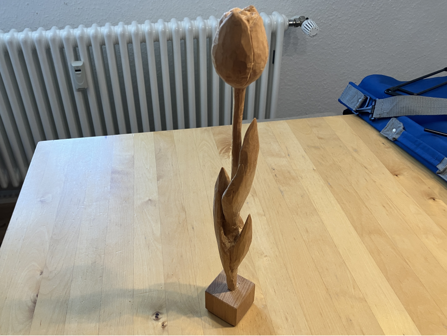 Geschnitzte Holz-Tulpe auf einem Tisch