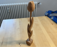 Geschnitzte Holz-Tulpe auf einem Tisch