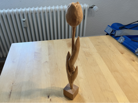 Geschnitzte Holz-Tulpe auf einem Tisch