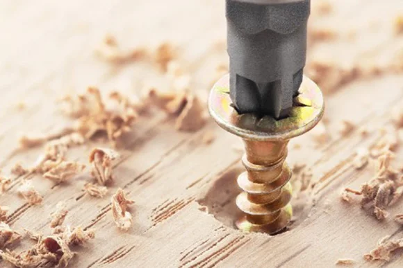 Schraube wird in Holz gedreht