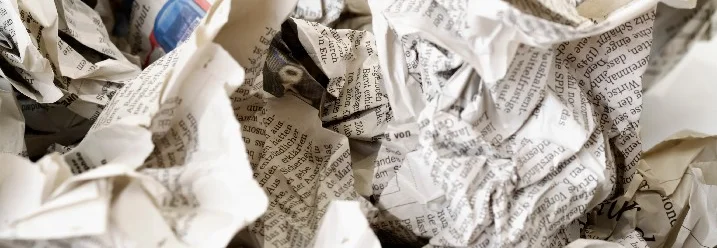 Zusammengeknülltes Zeitungspapier