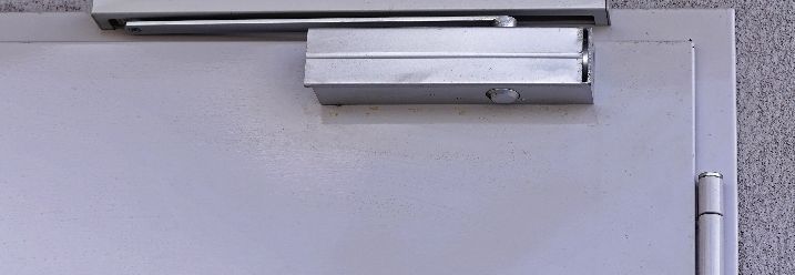 Obertürschließer an Metalltür