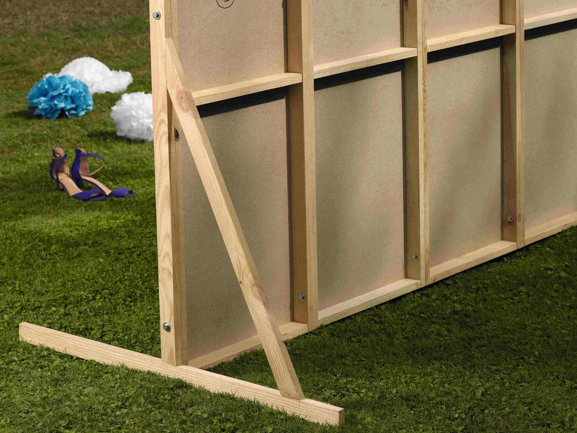 Holzrahmen auf Rasen