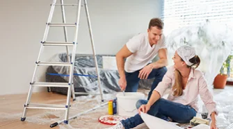 Zwei Personen beim Tapezieren