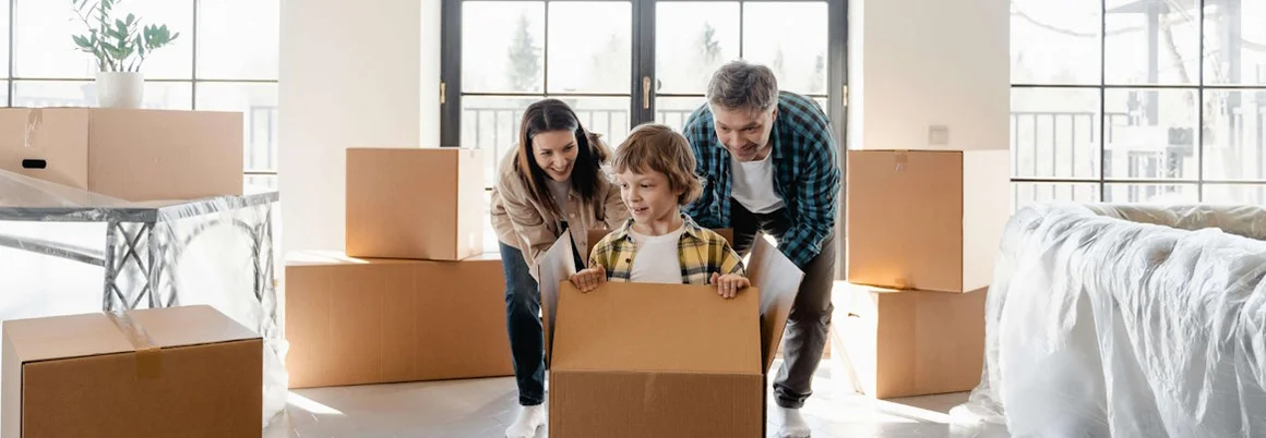 Familie beim Umzug mit Umzugskartons