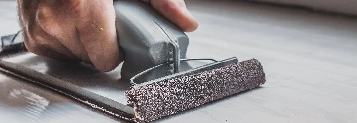 Hand schleift Holz mit Schleifklotz