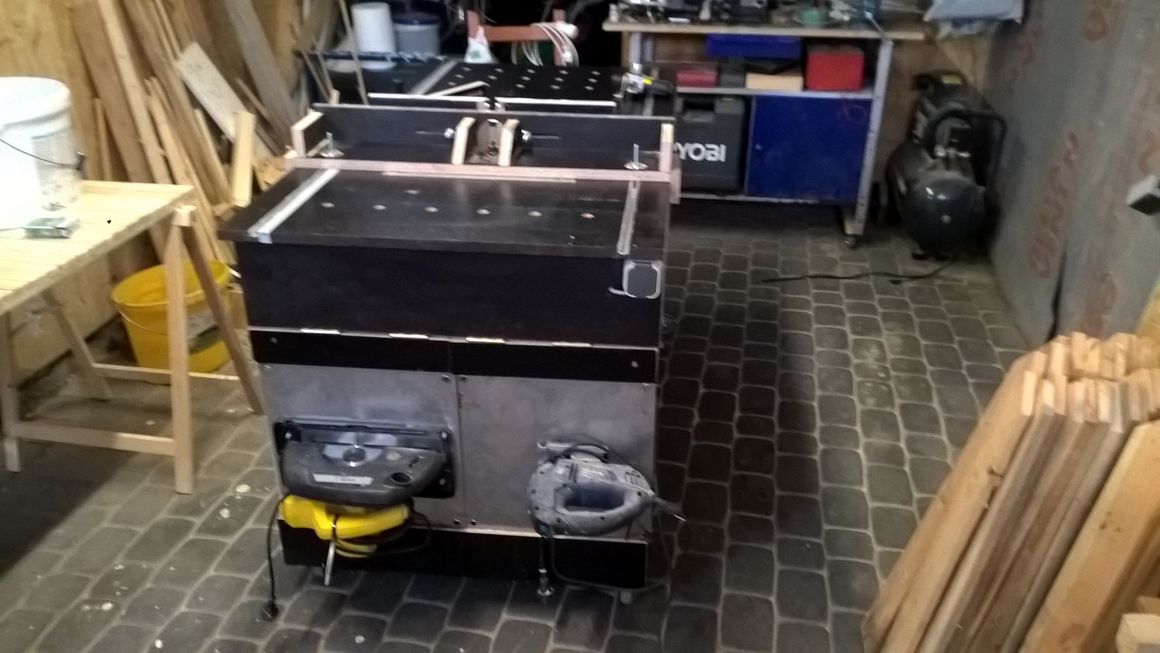 Werkbank mit Kreissäge in Werkstatt