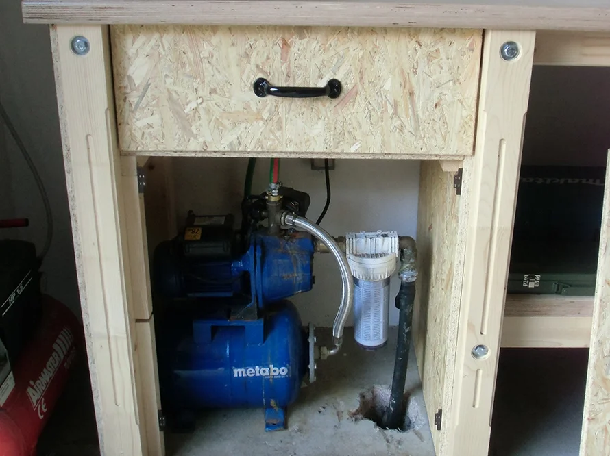 Wasserpumpe in Schrank