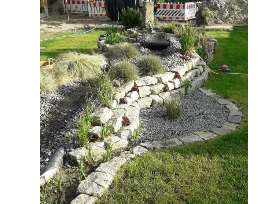 Steingarten mit Bachlauf