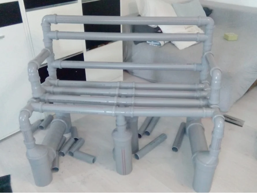 Eine Bank aus grauen PVC-Rohren