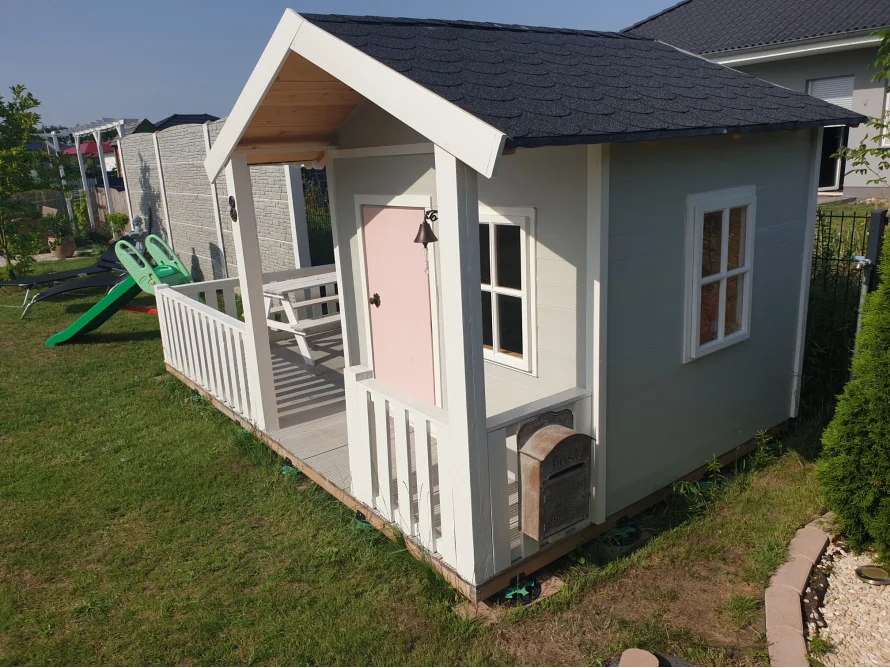 Spielhaus aus Holz mit Veranda und Briefkasten