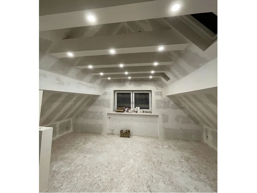 Unfertiger Dachboden mit Trockenbauwänden