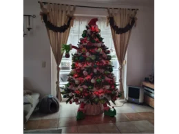 Geschmückter Weihnachtsbaum mit Elfenfüßen und roten Kugeln