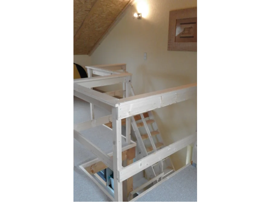 Holzbalkon mit Geländer und Leiter