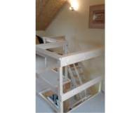 Holzbalkon mit Geländer und Leiter