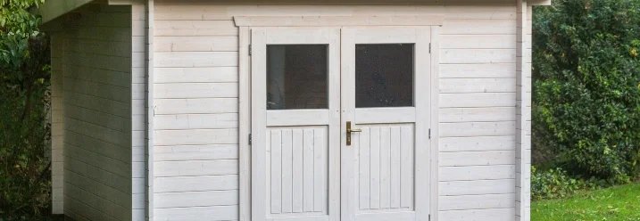 Weißes Gartenhaus aus Holz