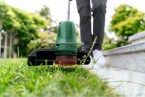 Rasentrimmer beim Kantenschneiden