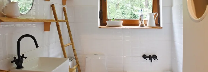 Helles Badezimmer mit Badewanne und Fenster