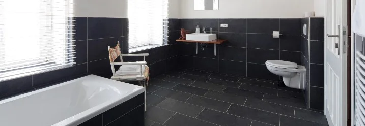 Modernes Badezimmer mit schwarzen Fliesen