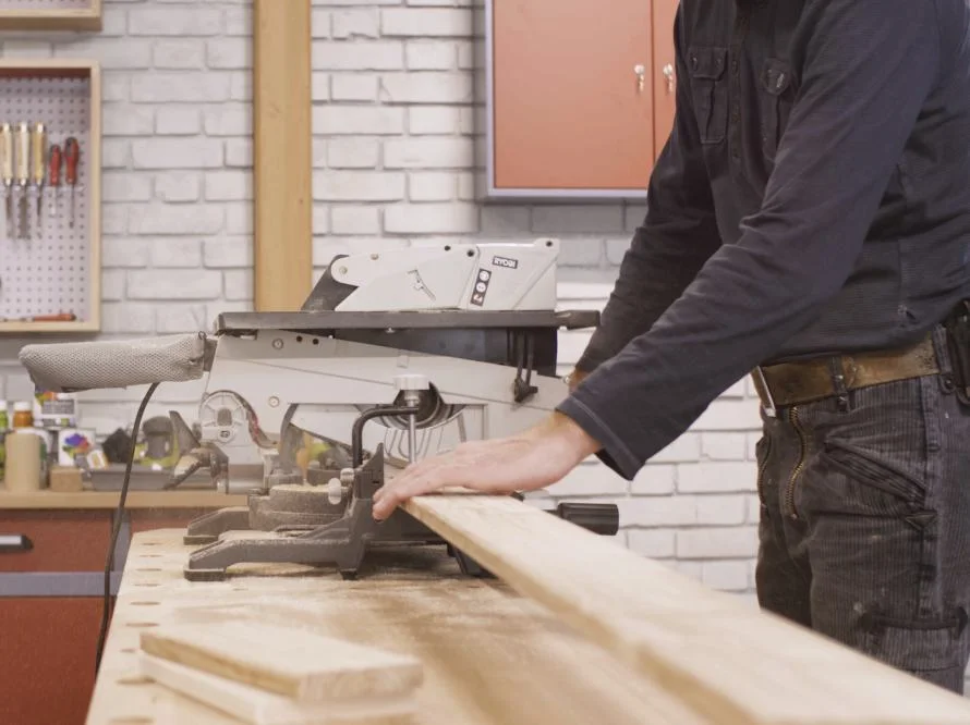 Person sägt Holz mit Kappsäge